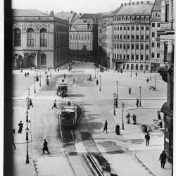 df_hauptkatalog_0040067_Blick von der Moritztraße nach Nordwesten über den Neumarkt in die Augustusstraße mit dem Brühlschen Palais, Aufnahme 1900