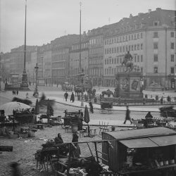 df_hauptkatalog_0044710_ Donadini, Ermenegildo Antonio_ Dresden-Neustadt. Neustädter Markt mit Verkaufsständen und Reiter... , um 1900