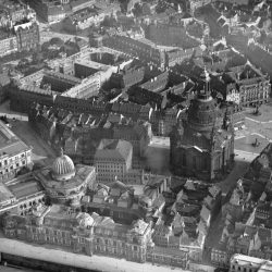 df_hauptkatalog_0305760_ Hahn, Walter_ Dresden. Brühlsche Terrasse und Neumarkt mit Frauenkirche von Nor... , 1924