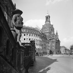 df_hauptkatalog_0310878_ Hahn, Walter_ Dresden-Altstadt. Neumarkt mit Frauenkirche. Blick vom Jüdenhof, 1936