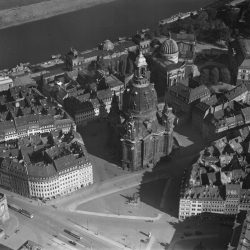 df_hauptkatalog_0313005_ Hahn, Walter_ Dresden_ Neumarkt und Frauenkirche gegen Norden. Luftbild-Schrägaufnahme, vor 1943