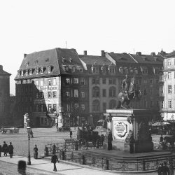 df_hauptkatalog_0400366_ Donadini, Ermenegildo Antonio_ Dresden-Neustadt. Neustädter Markt mit Reiterstandbild Augusts de... , um 1895