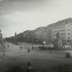 df_hauptkatalog_0400369_ Donadini, Ermenegildo Antonio_ Blick über den Neustädter-Markt nach Nordost in die Hauptstraße, 1881_1882