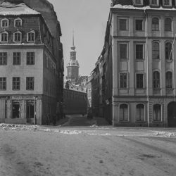 df_hauptkatalog_0570318_ Märker, Heinz_ Dresden-Altstadt. Neumarkt. Blick in die Töpferstraße zum Residenzschloss, vor 1945
