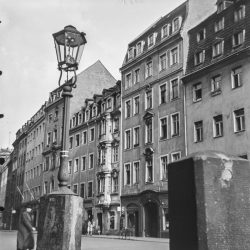 df_hauptkatalog_0570319_ Märker, Heinz_ Dresden-Altstadt. Neumarkt. Straßenansicht, vor 1945