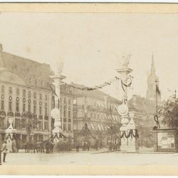df_pos-2019-a_0000109_ Hoffmann und Römmler_ Dresden. Ehrenpforte in der Neustadt beim Truppeneinzug aus Frank... , 1865.07.11